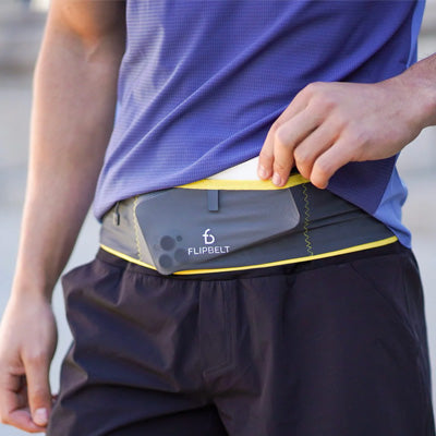 Man har FlipBellt Air med telefon